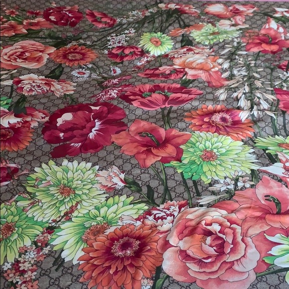 Gucci Authentic GG Blooms🌸🌺🌷Scarf wrap - Picture 1 of 4
